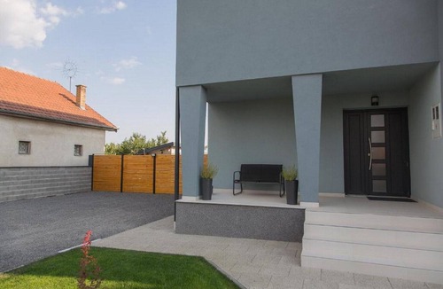 Karanac House | Holiday Home Thesaurum - Four Bedroom Holiday Home with Swimming Pool