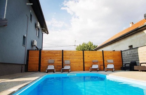 Karanac House | Holiday Home Thesaurum - Four Bedroom Holiday Home with Swimming Pool