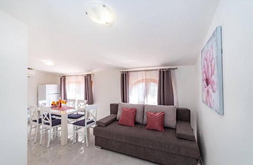 Donje Rastane House | Holiday Home Tonka with pool