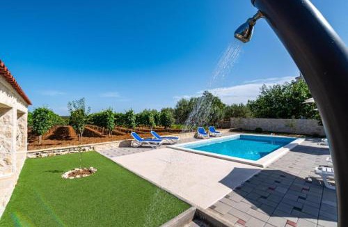 Donje Rastane House | Holiday Home Tonka with pool