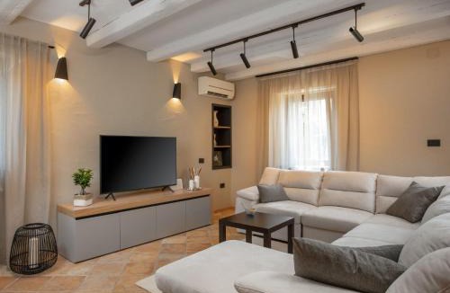 Cepljani House | Holiday Home Villa Mala Petra by Interhome