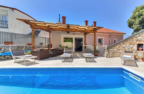 Novi Vinodolski Villa | Holiday home with swimming pool, hot tub and barbecue