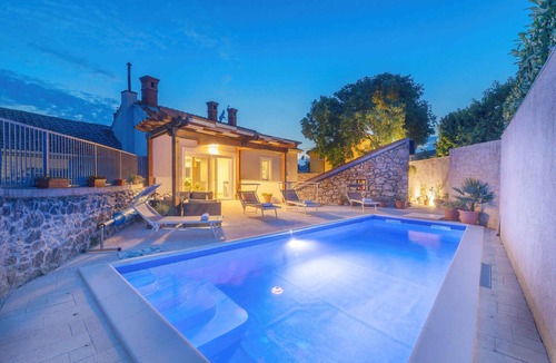Novi Vinodolski Villa | Holiday home with swimming pool, hot tub and barbecue