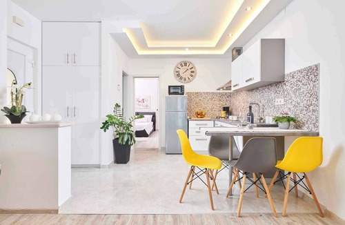 Finida House | Holiday home with air conditioning, terrace and hot tub