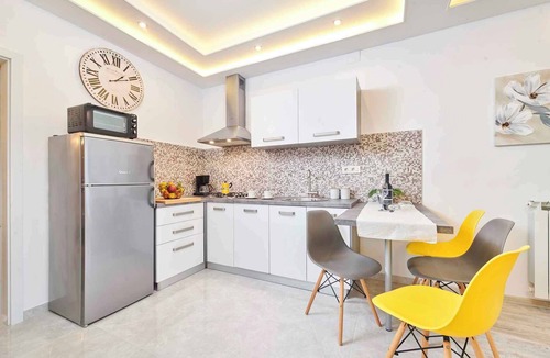 Finida House | Holiday home with air conditioning, terrace and hot tub