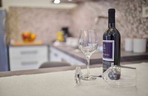 Finida House | Holiday home with air conditioning, terrace and hot tub