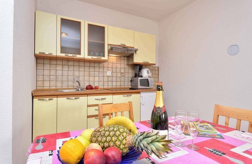 Drage House | Holiday home with air conditioning and sea view