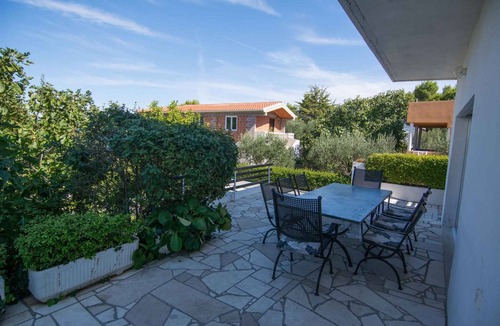 Tkon House | Holiday home with air conditioning and sea view