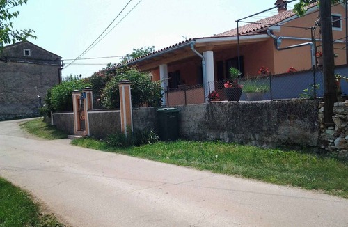 Mali Turini House | Holiday home with barbecue and a quiet location
