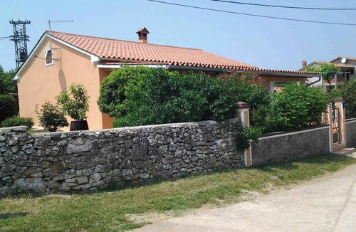 Mali Turini House | Holiday home with barbecue and a quiet location