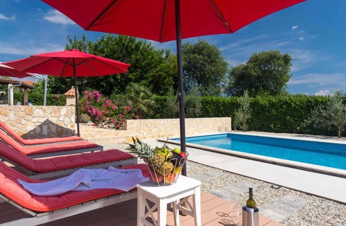 Garica House | Holiday home with pool and fenced garden