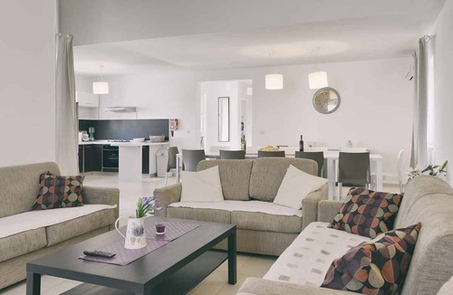 Muzini House | Holiday home with pool and air conditioning