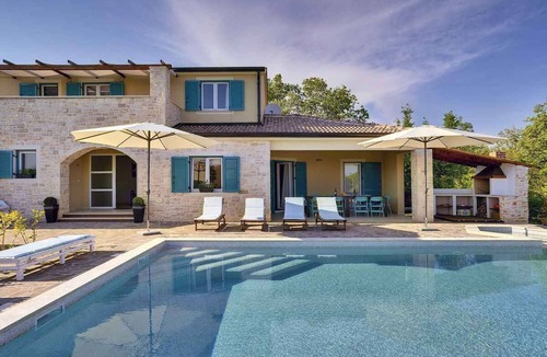 Muzini House | Holiday home with pool and air conditioning