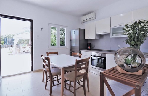 Businci House | Holiday House in Okrug Gornji with Spacious Pool