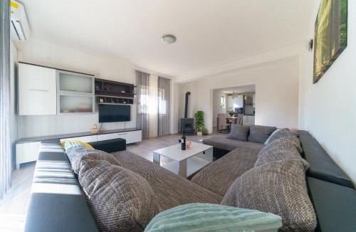 Zemunik Donji Villa | Holiday house Roko