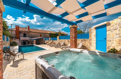 Sukosan Ski Chalet | Holiday house Zara with jacuzzi and close to the sea