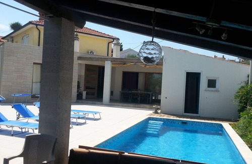 Premantura House | Home Mare. Beautiful holiday home with pool, 500m to the beach, WiFi