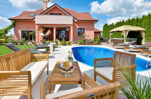 Gornji Kneginec Villa | Homerez - Big villa for 10 ppl. with swimming-pool, jacuzzi and garden at Turčin