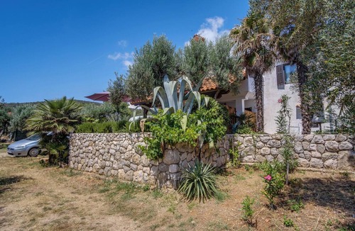 Martinscica House | Homerez - Charming House in Martinšćica + Garden