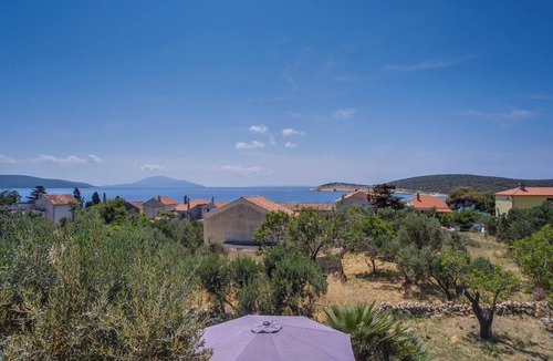 Martinscica House | Homerez - Charming House in Martinšćica + Garden