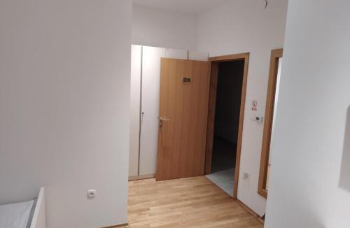 Slatina Hostel | Hostel i Restoran SEQUOIA