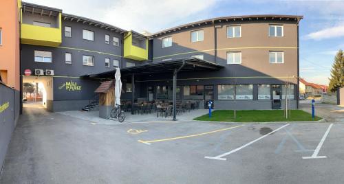 Slavonski Brod Hostel | Hostel Mali Pariz