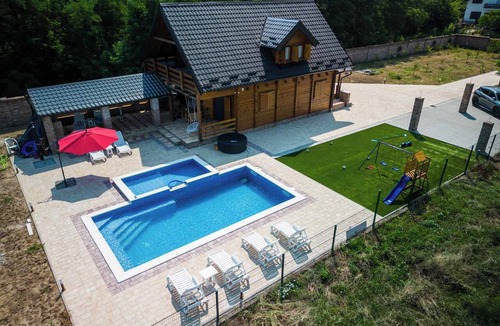 Vukovar House | House by the Danube with jacuzzi, pool and kids’ playground