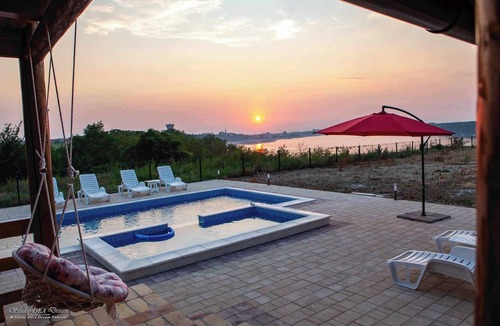 Vukovar House | House by the Danube with jacuzzi, pool and kids’ playground