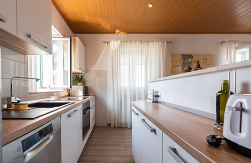 Donje Sitno House | House Marinka (47301-K1) - Zrnovnica (Split)