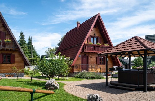 Crni Lug Ski Chalet | House Mountain Resort - 3 Chalets with pool & spa near Risnjak , Gorski kotar