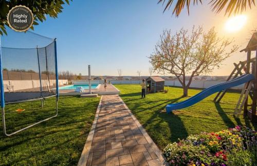 Ljubac House | House Rose with Garden and Pool