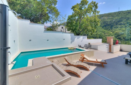 Veljun Primorski Villa | House with three apartments Maka
