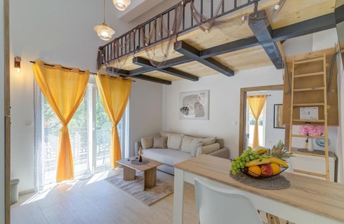 Veljun Primorski Villa | House with three apartments Maka