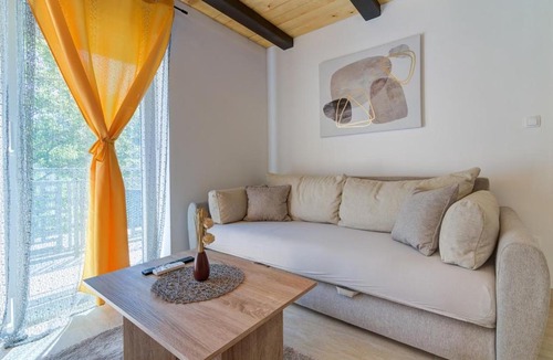Veljun Primorski Villa | House with three apartments Maka