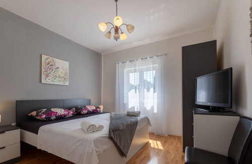 Sestanovac House | Ideal holiday house, including a heated hot tub and a barbecue