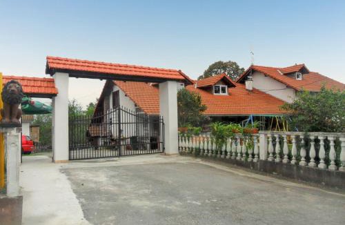 Kutina House | Idyllic House in Kutina with Enclosed Garden
