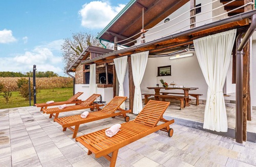 Kapela House | In the north of Croatia welcomes you this family friendly house with swimming pool.