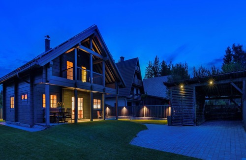 Obcina Brezovica House | In the small village of Rakitna near Ljubljana, this comfortable wooden vacation home awaits you.