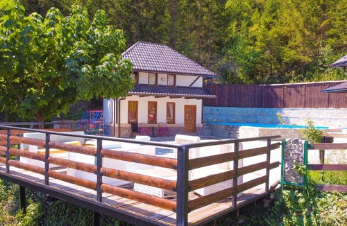 Mali Radic House | Inas & Lemia Poolside Haven