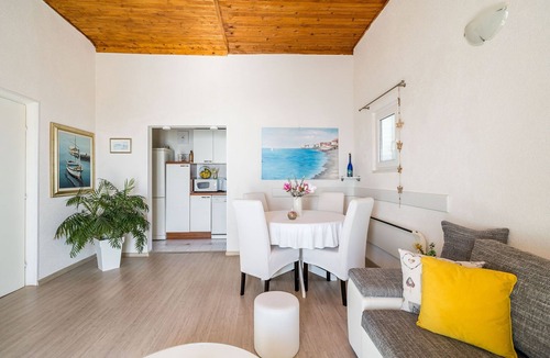 Lozica Apartment | Indy's Beach Apartments -Two Bedroom Apartment with Balcony and Sea View