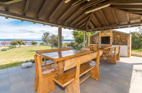 Banj Apartment | Inviting vacation apartment right by the sea for a wonderful vacation.