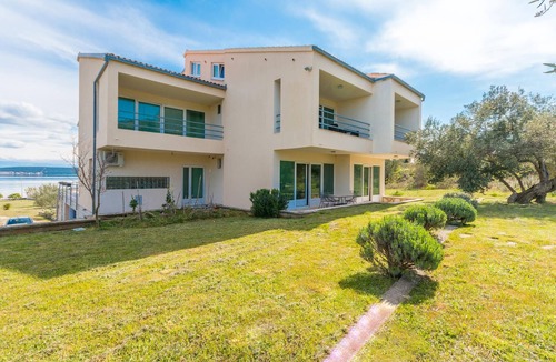 Banj Apartment | Inviting vacation apartment right by the sea for a wonderful vacation.