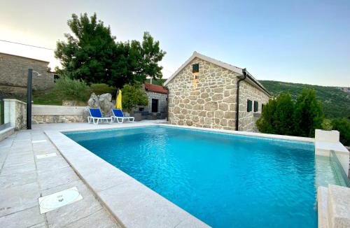 Prolozac Villa | Jukini Dvori Villa with a view of the Green lake