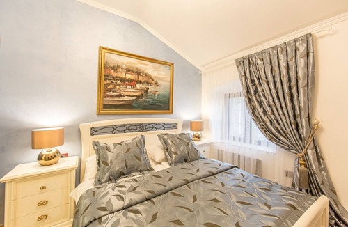 City Center Bed & Breakfast | Junior Suite in exquisite Bed & Breakfast Villa Hasi in center of town!
