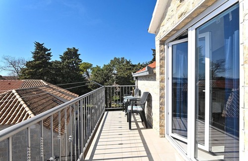 Kastel Kambelovac Apartment | KAMBELOVAC 2 - stylish & cozy apartment for up to 4 persons, 150m from a beach