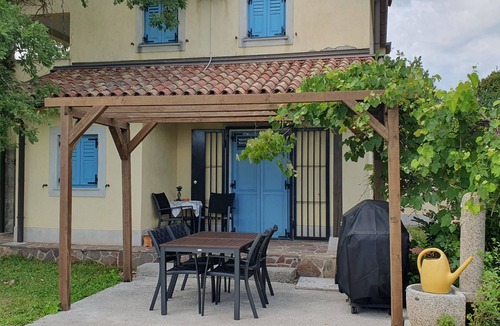 Slap House | Karsolina – Private Karst Retreat near Štanjel, House & Cabin