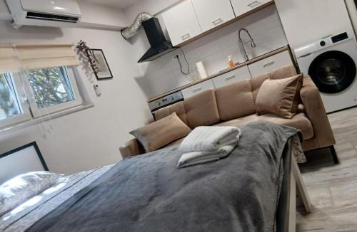 Sesvete Apartment | King-Size Bed Studio