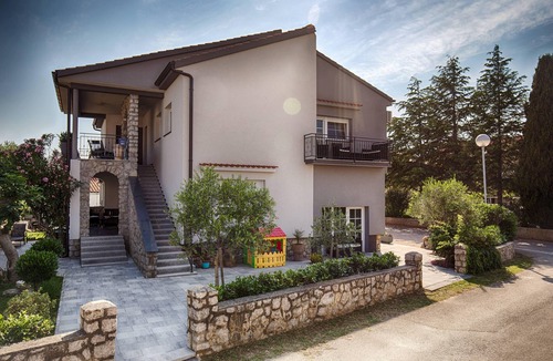 Krk Apartment | KRK CITY ! 200m PROMENADE !Romantic house, with small pool .