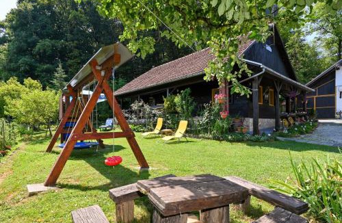 Sveti Kriz House | Kuća Viola, traditional wooden house in Tuhelj