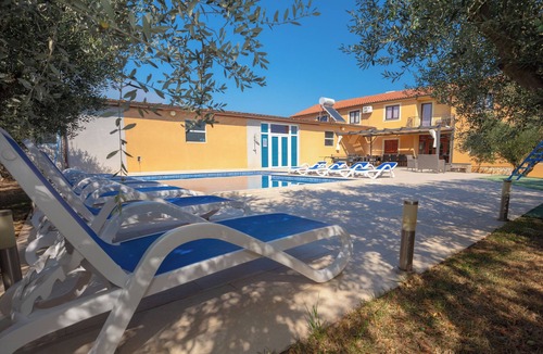 Banjole Villa | Large and spacious villa,20 persons,large 50 m2 pool, whirlpool, billiard,garden